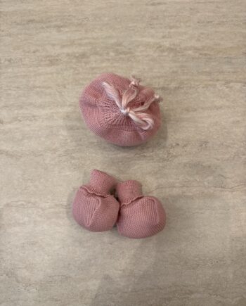 Set cappellino e scarpine rosa